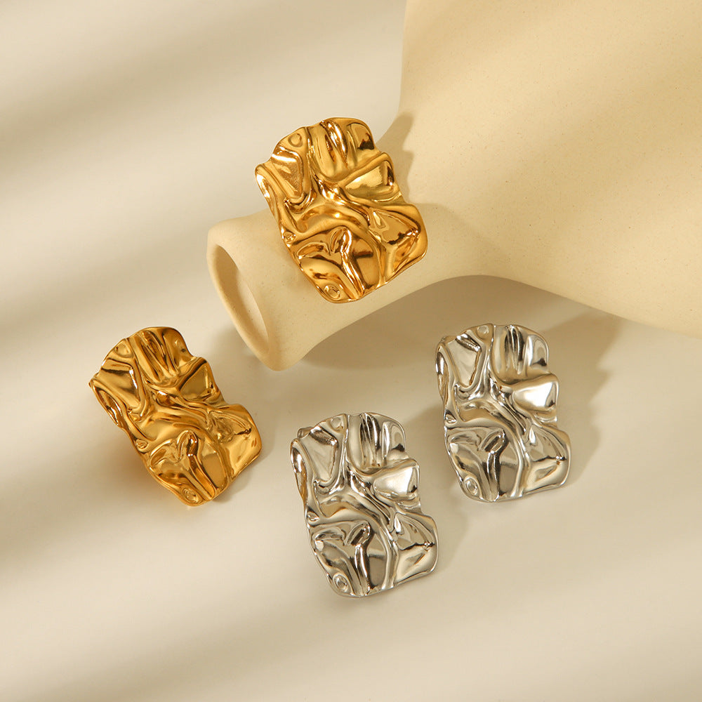 Orecchini pendenti da donna placcati in oro 18 carati in acciaio al titanio con texture martellata geometrica e effetto stropicciato