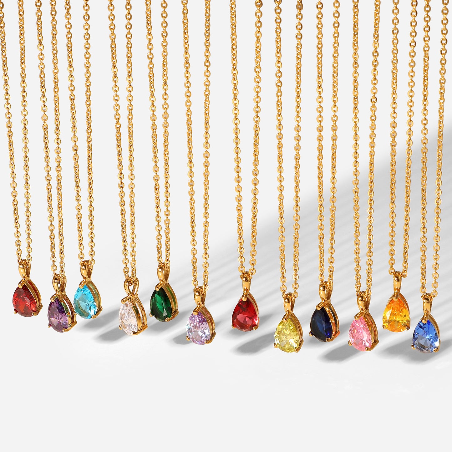 Collana con Pendente Geometrico in Acciaio Inossidabile con Placcatura in Oro 18K e Accenti di Zirconi per Donna