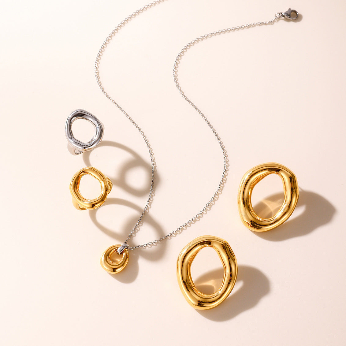 Collana con ciondolo a cuore minimalista in acciaio al titanio con set di orecchini a cerchio in acciaio inossidabile galvanizzato per donna