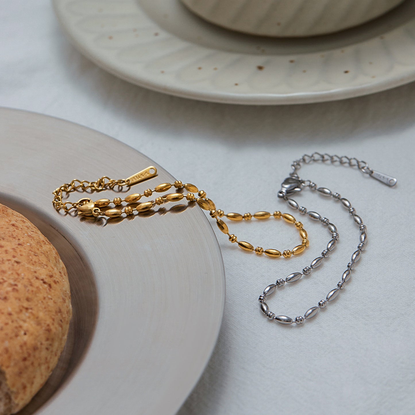 Bracciale placcato in acciaio inossidabile a motivi geometrici da donna con estetica minimalista di lusso