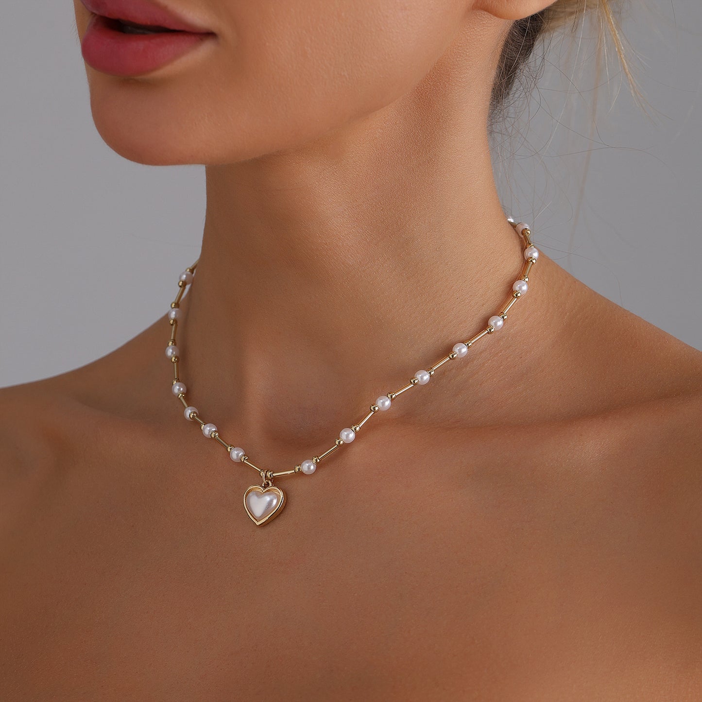 Sweet and Cool Fresh Heart-Shaped Alloy Pendant Necklace for Women with Rhinestone Inlay and Plated Finish