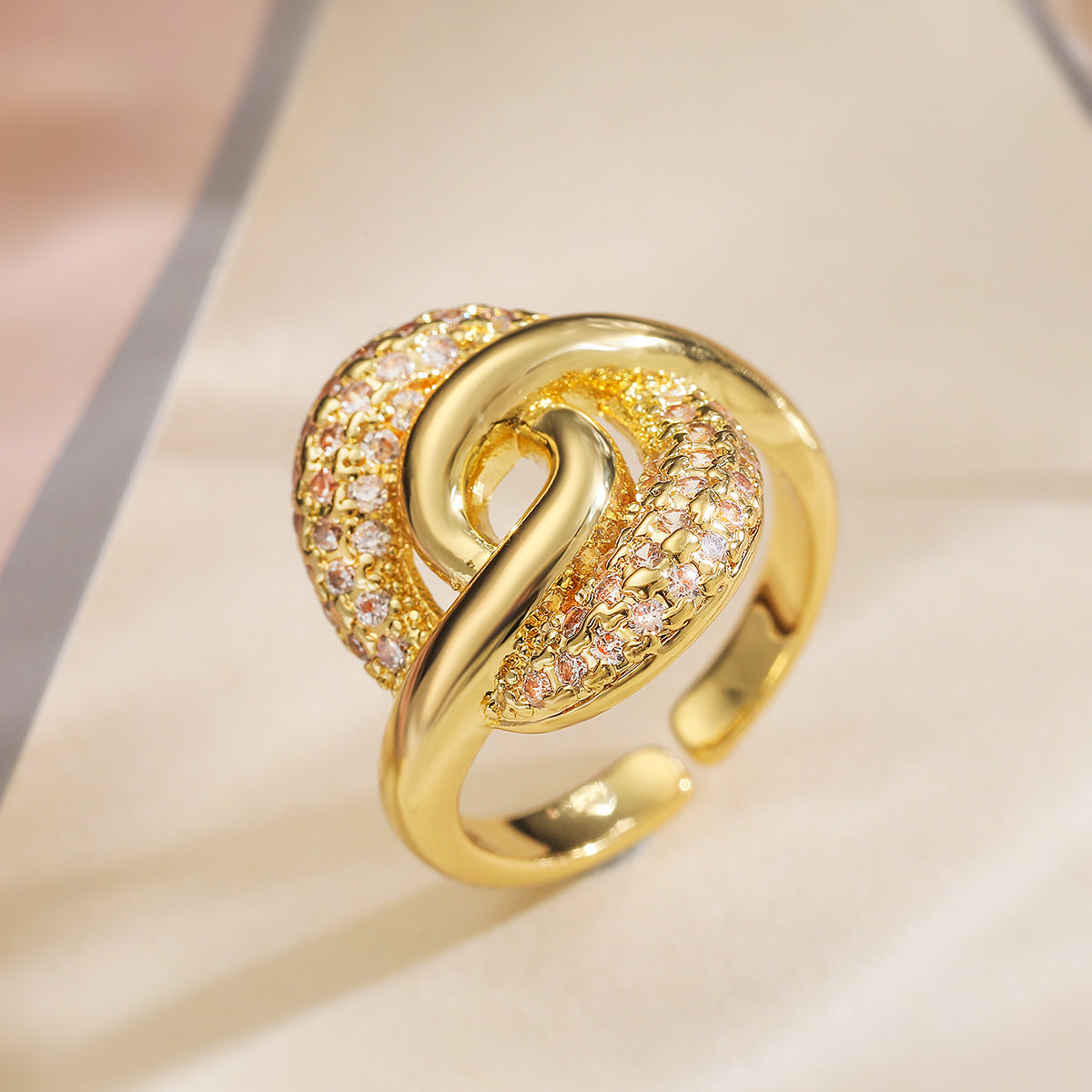 Anillo de cobre con forma de lazo geométrico chapado en oro de 18 quilates e incrustaciones de circonitas para mujer