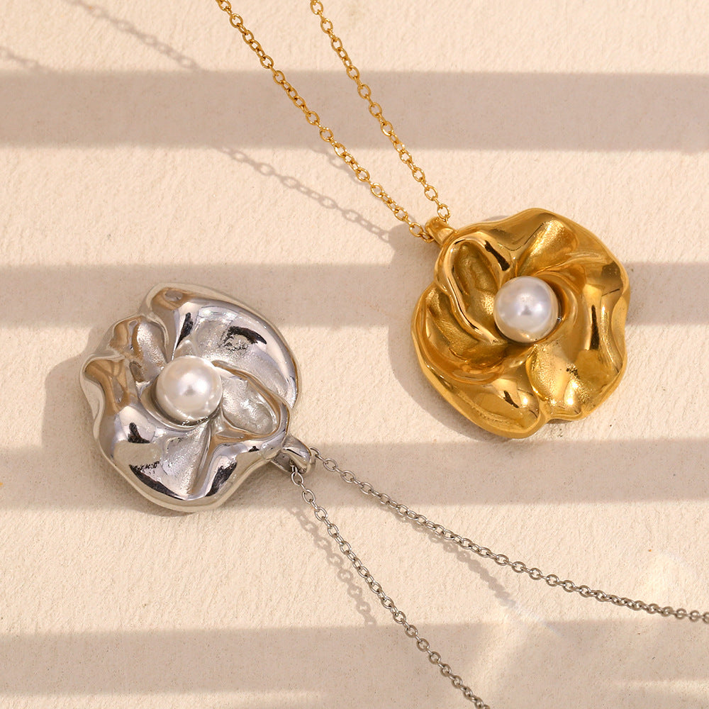 Elegante collana a pendente geometrica in stile francese in acciaio inossidabile placcato oro 18 carati con accenti floreali di perle
