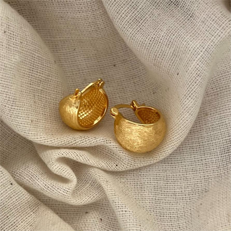 Orecchini a cerchio minimalisti in argento sterling 925 a forma di lettera con finitura lucida e delicata texture a filo