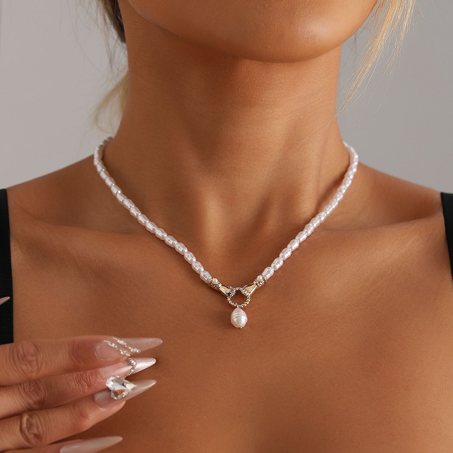 Collar barroco asimétrico geométrico de perlas de agua dulce para mujer con colgante de aleación y acabado galvanizado