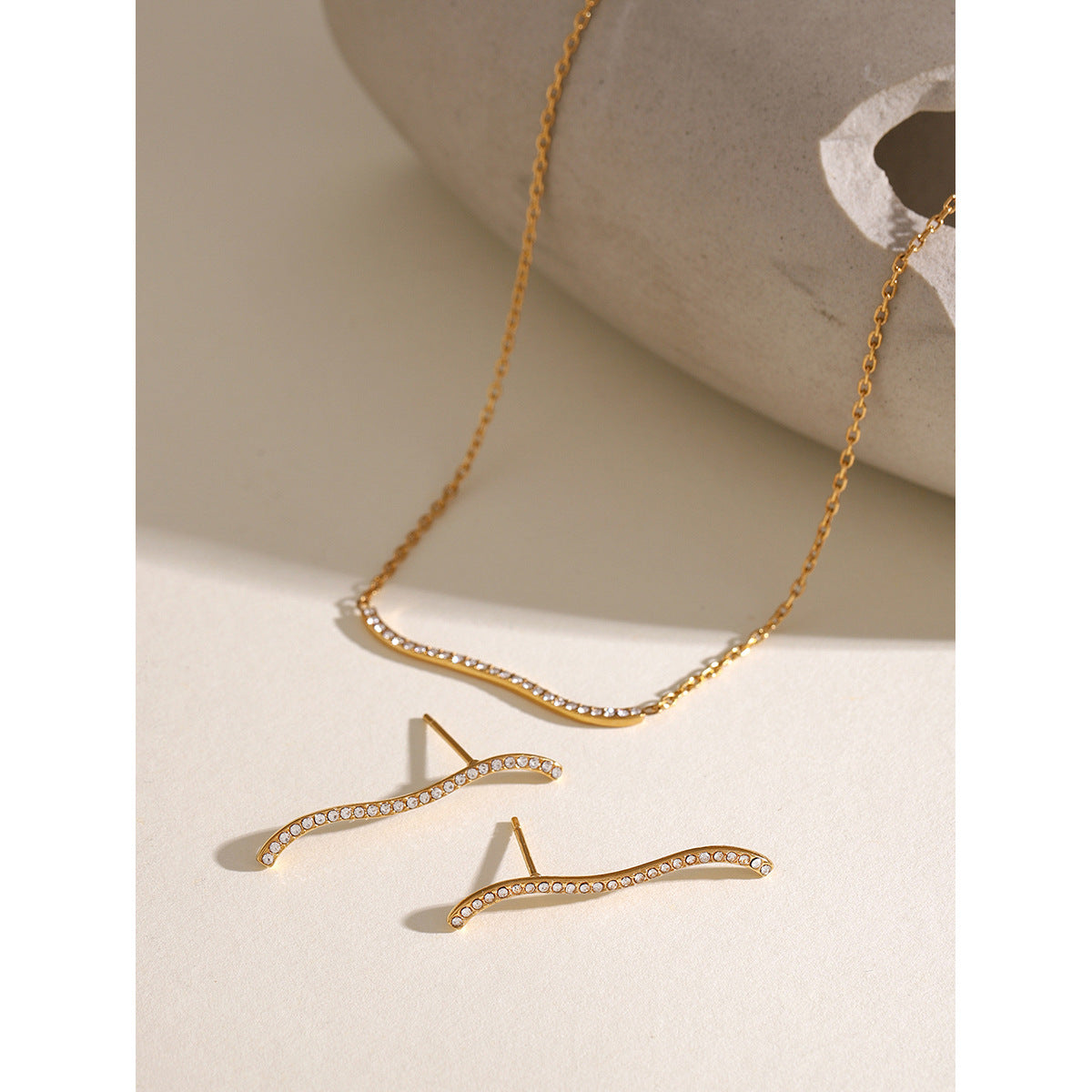 Collana Ins Fashion Minimalista Placcata Oro 18K in Acciaio Inossidabile con Strass a Onda e Catena Asimmetrica a O