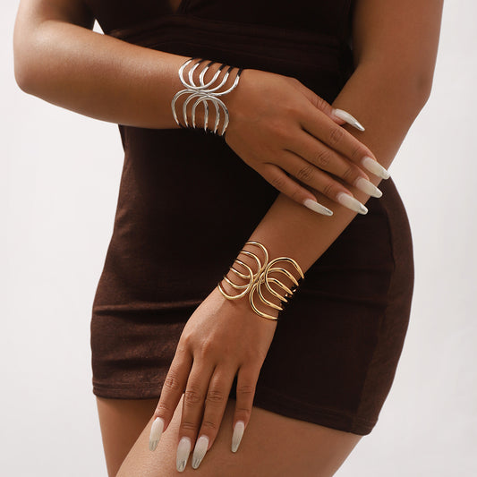 Bracciale vintage geometrico in lega con finitura placcata, design con apertura a molla, da donna