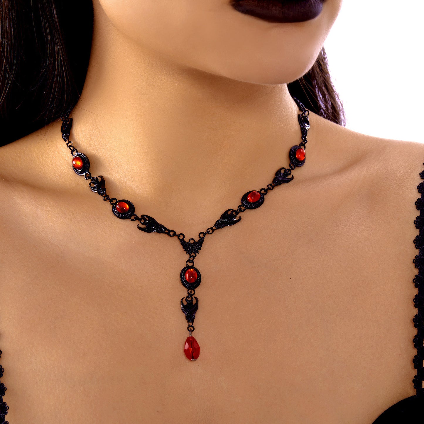 Collar colgante gótico oscuro en forma de lágrima con borlas para mujer, base de aleación con incrustaciones de pedrería y acabado chapado