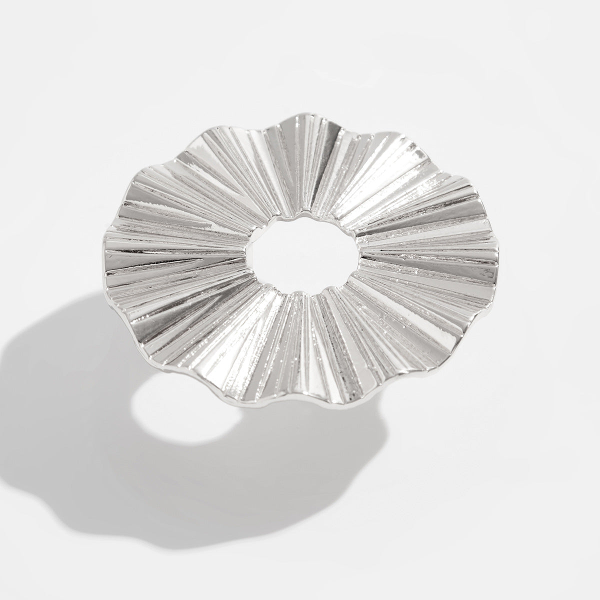Anello regolabile "Ins Style" con perla finta galvanizzata a forma di fiore e foglia, con dettagli in piuma arricciata
