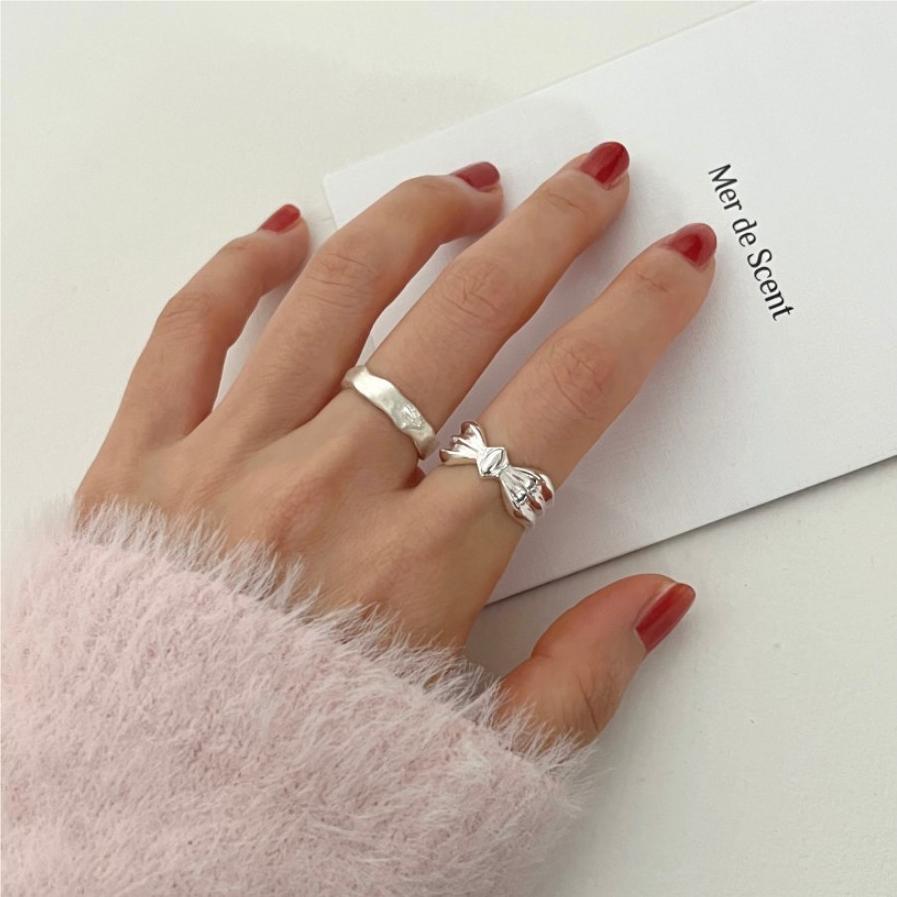Precioso anillo de plata de ley 925 con baño mate geométrico floral para mujer