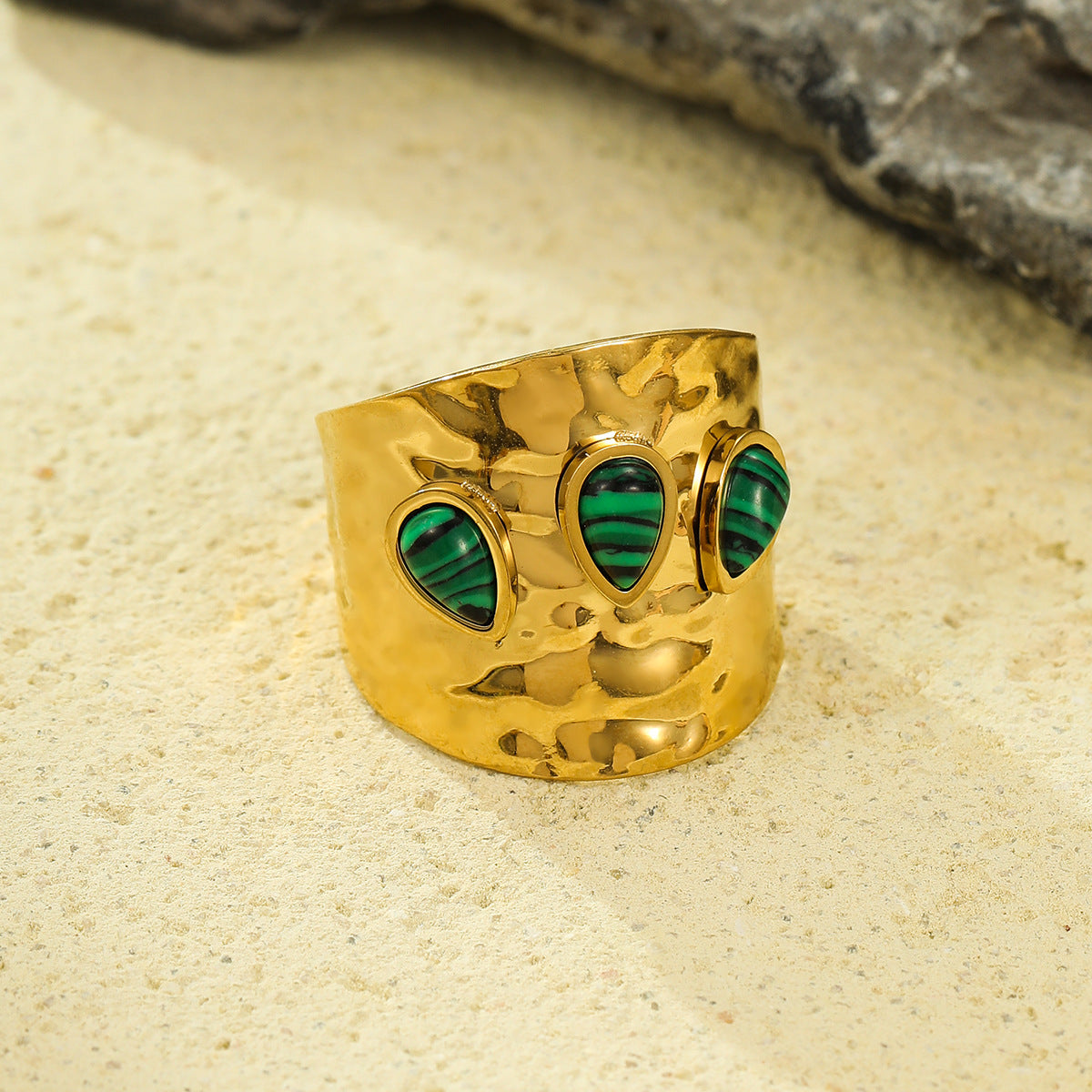 Elegante Anillo Bañado en Acero Inoxidable con Textura Geométrica Vintage Francés y Piedra Natural Incrustada para Mujer