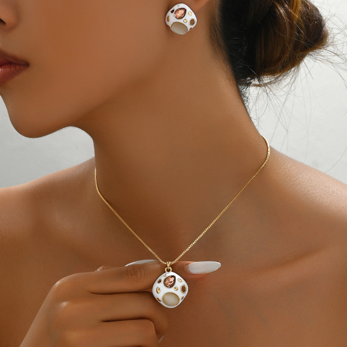 Conjunto de collar y pendientes geométricos minimalistas para mujer con base de cobre y gemas sintéticas incrustadas en aleación