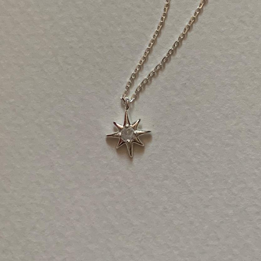 Collana con Pendente Minimalista a Stella a Otto Punte Geometrica in Argento Sterling 925 con Intarsio di Strass e Finitura Placcata