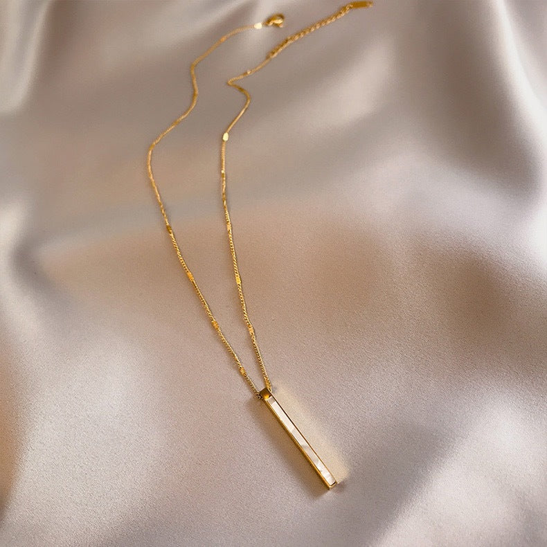 Collana minimalista geometrica in acciaio titanio con catena goffrata da donna