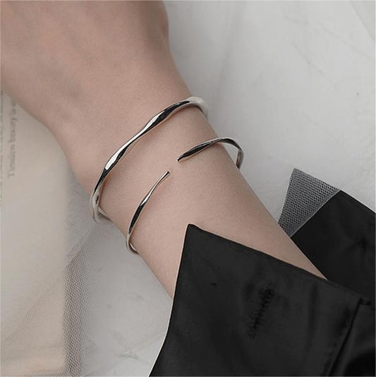 Bracciale Minimalista Mobius da Donna in Lega con Finitura Placcata Elegante Regalo per Amiche