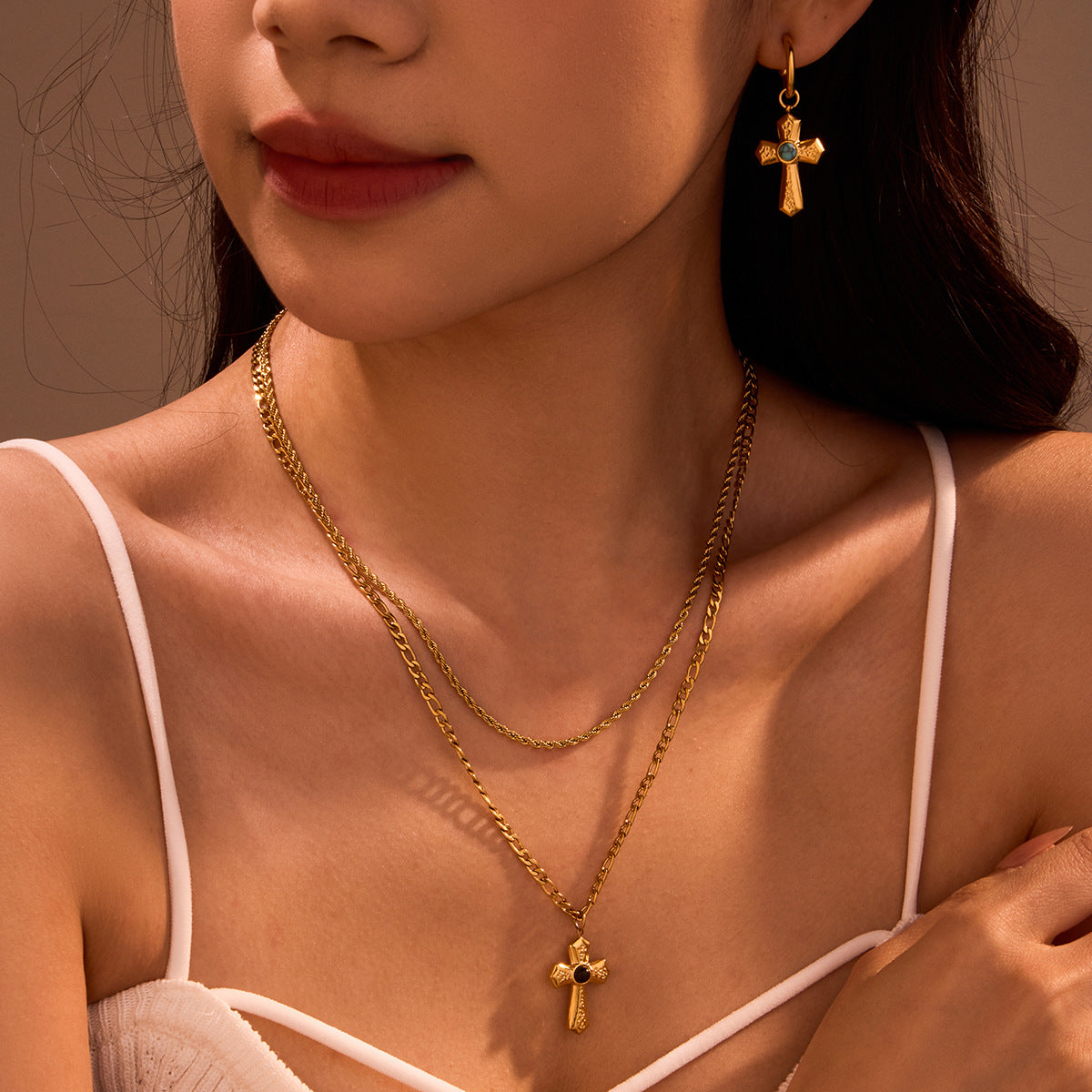 Collana con pendente a croce geometrica OL di tendenza in acciaio inossidabile con finitura placcata per donna