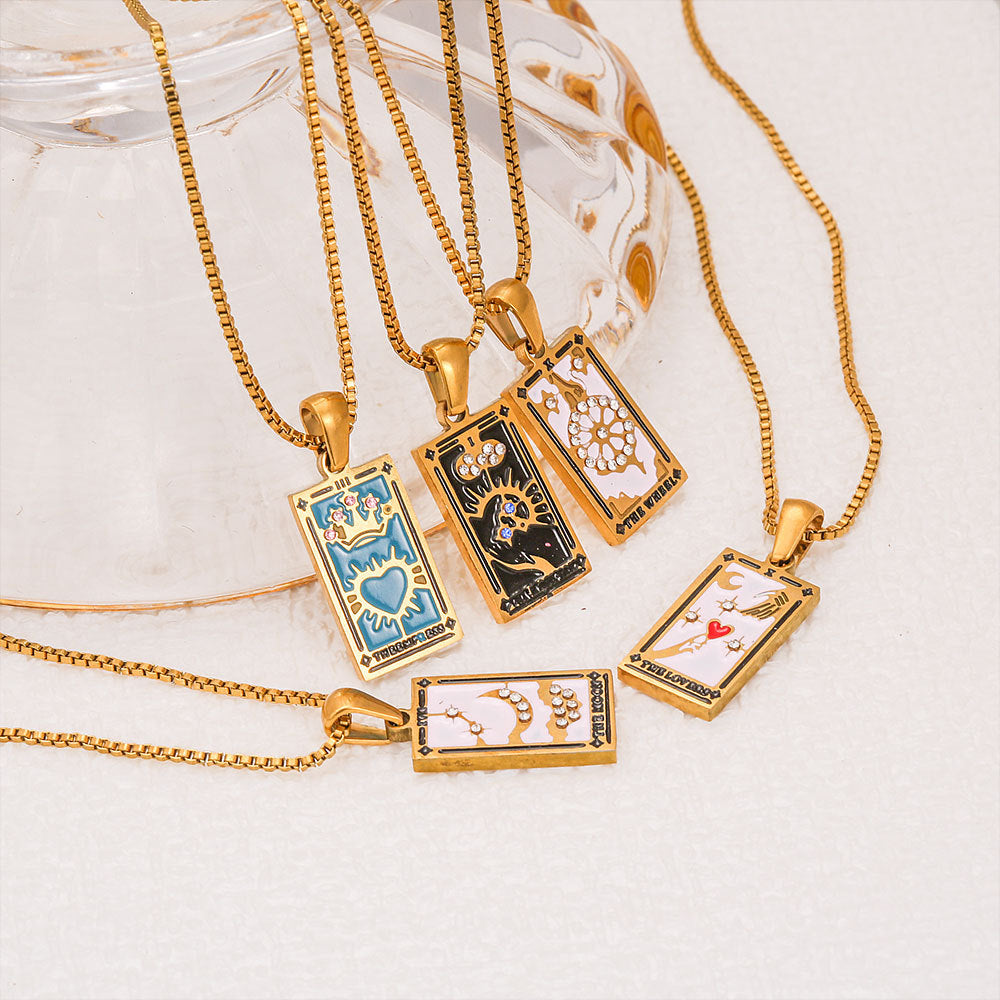 Collar con colgante de tarjeta de tarot de acero inoxidable de moda vintage con incrustaciones de diamantes de imitación y acabado esmaltado, colgante geométrico rectangular en cadena tipo box para mujer