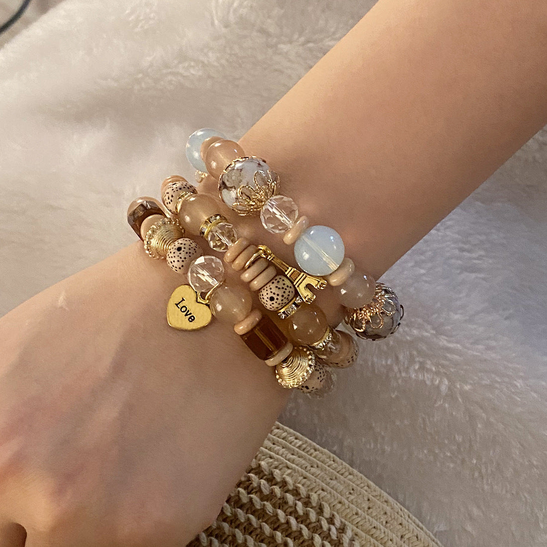 Fashion Heart-Shaped Acrylic Beaded Bracelet for Women with Handmade Craftsmanship