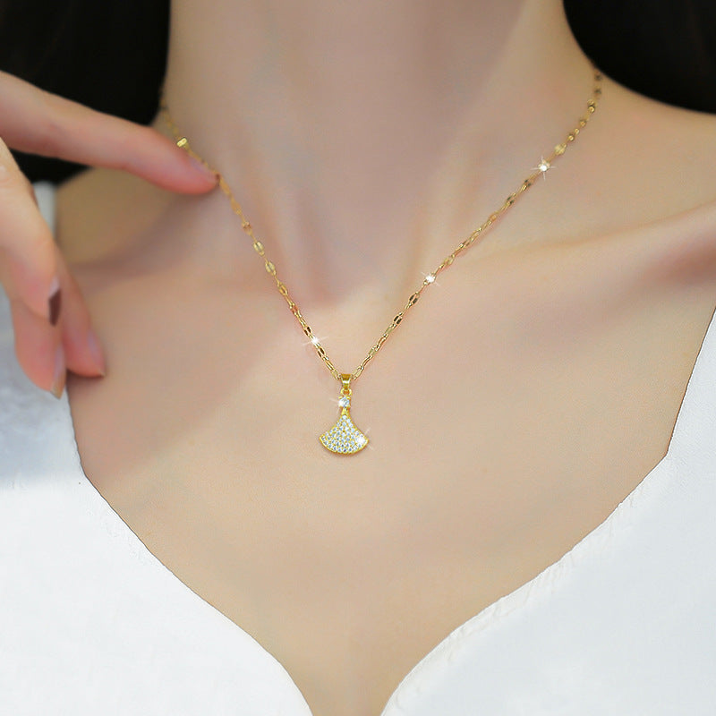 Elegante collana da donna in acciaio al titanio con zirconia incastonata, ciondolo a gonna svasata e finitura placcata