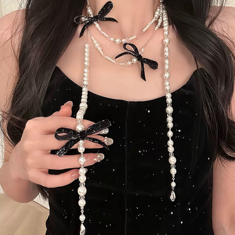 Elegante collana francese vintage a forma di fiocco con perle e intarsi in strass, pendente in lega placcata su catena per maglione da donna