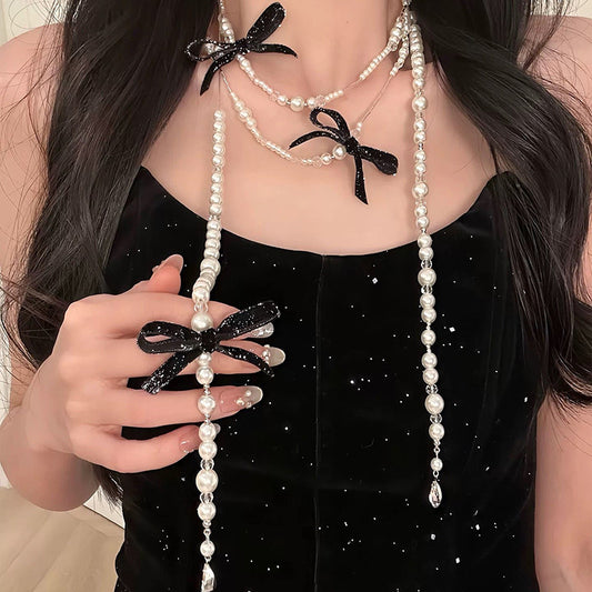 Elegante collar de perlas con forma de lazo vintage francés con incrustaciones de pedrería, colgante de aleación chapado en cadena de suéter para mujer