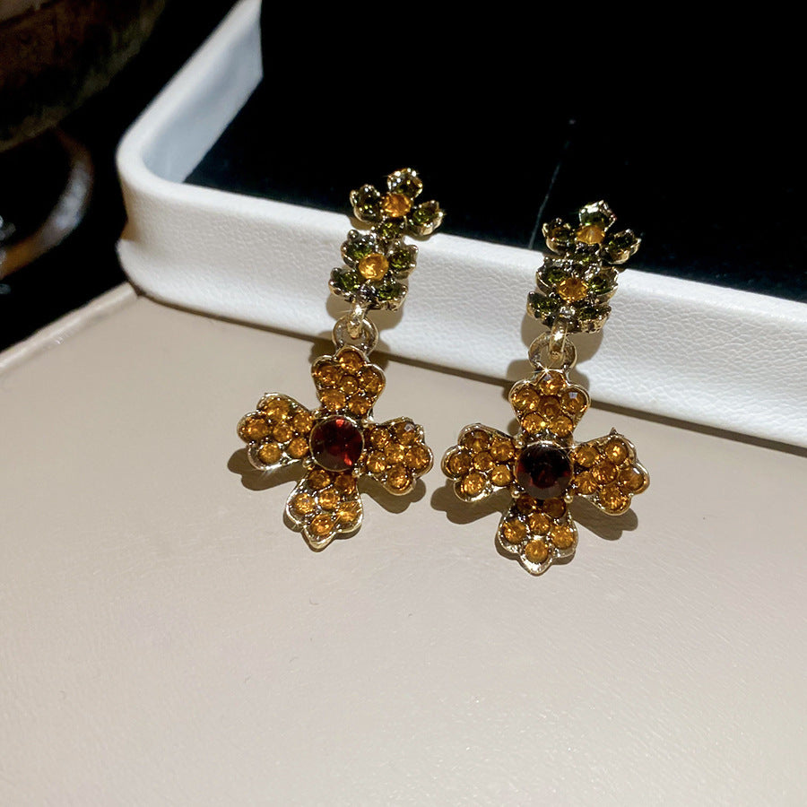Conjunto de collar y pendientes de aleación con diseño floral vintage e incrustaciones de diamantes de imitación para mujer