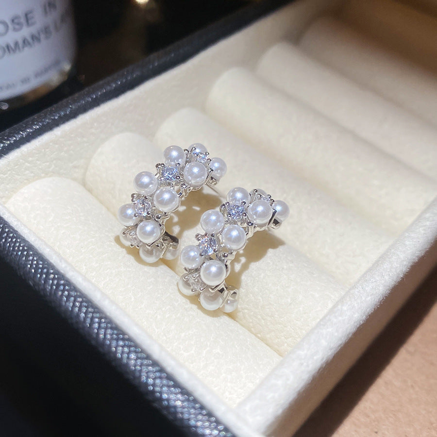 Orecchini a perno da donna a doppia falda a C in stile retrò francese elegante, con perle e intarsio in zircone