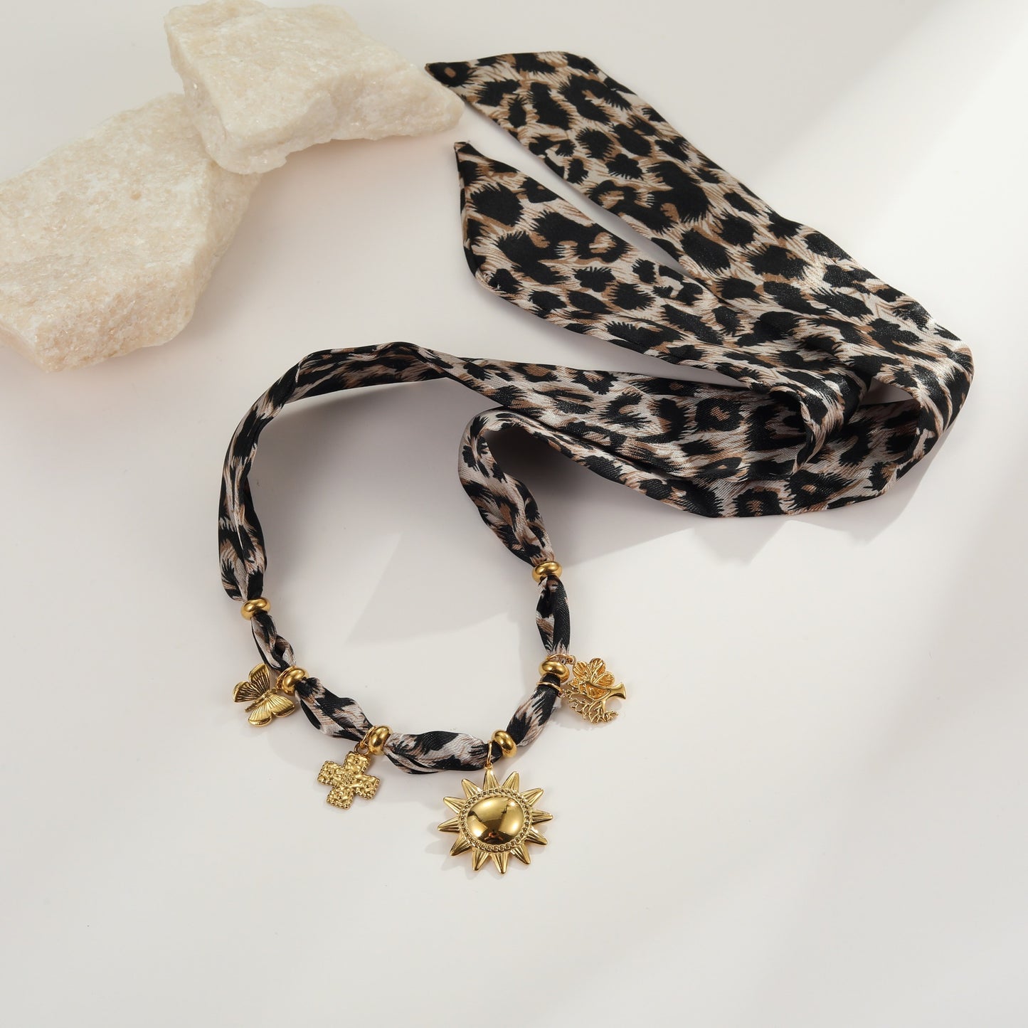 Collar con colgante de sol de acero inoxidable inspirado en un pañuelo de seda de leopardo de moda para mujer, con diseño geométrico y acabado galvanizado