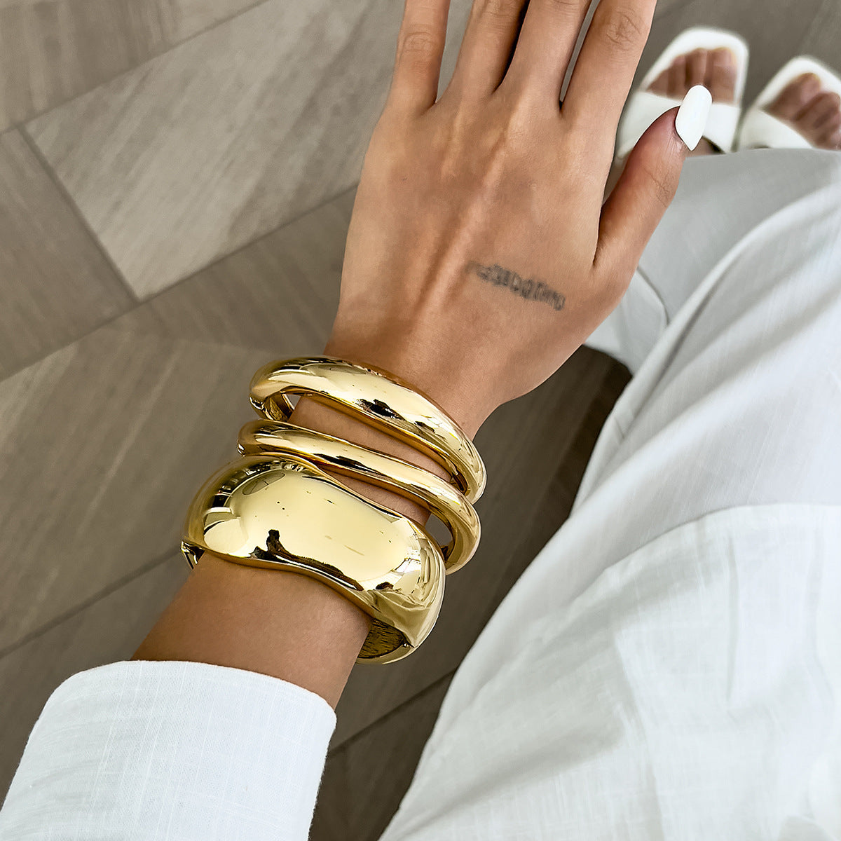 Bracciale da donna in lega in stile geometrico con finitura placcata, gioiello rigido a fascia larga