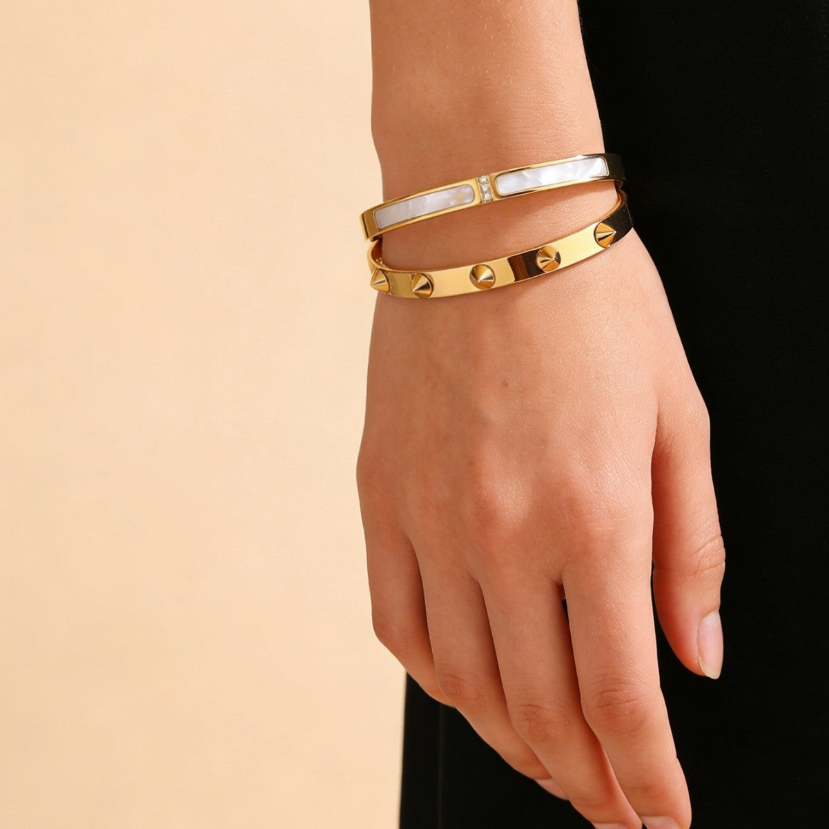 Bracciale Chiodato in Acciaio Inossidabile Placcato Oro 18K Elegante Casual con Madreperla e Zirconi Cubici