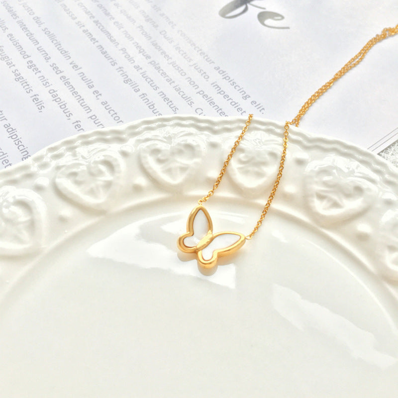 Collana con ciondolo a farfalla vintage da donna in acciaio al titanio con finitura placcata, catena a medaglione dalla forma irregolare