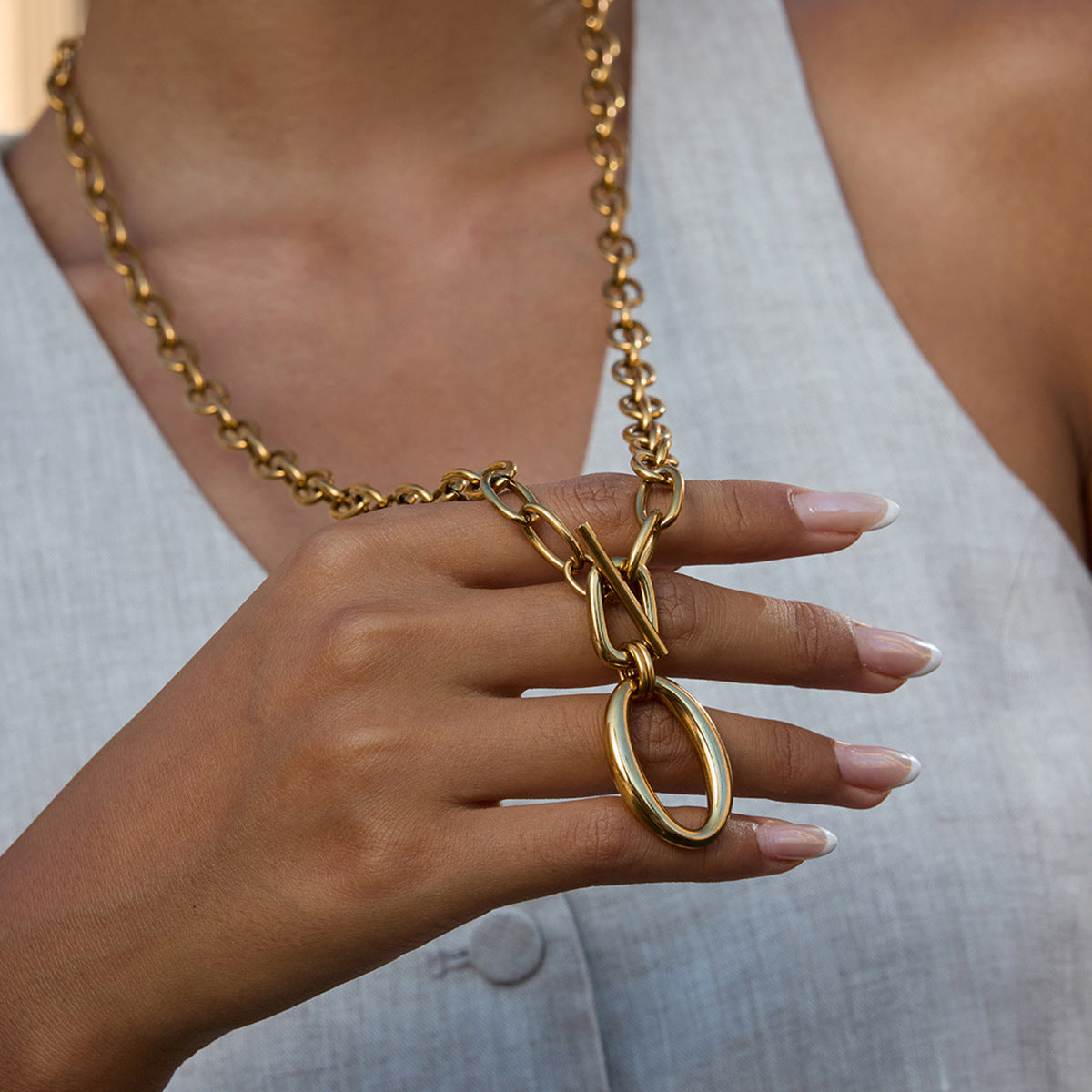 Collar de Mujer Multicapa de Acero Inoxidable con Baño de Oro de 18K y Cierre OT Geométrico de Lujo