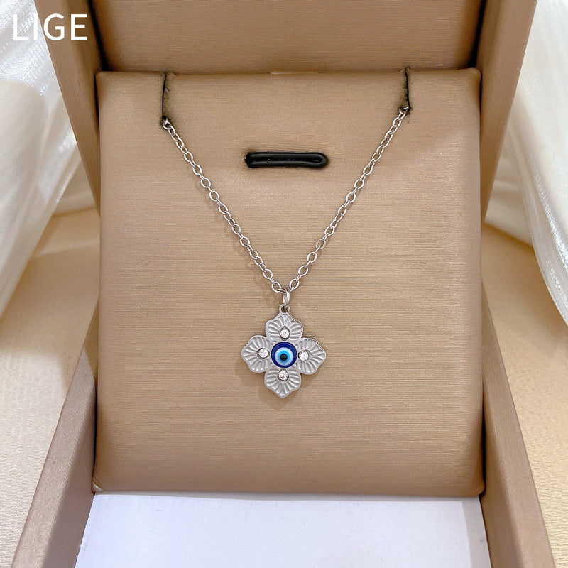 Collana con ciondolo a forma di occhio di trifoglio in stile cartone animato per donne e uomini in acciaio al titanio placcato oro, catena delicata per clavicola