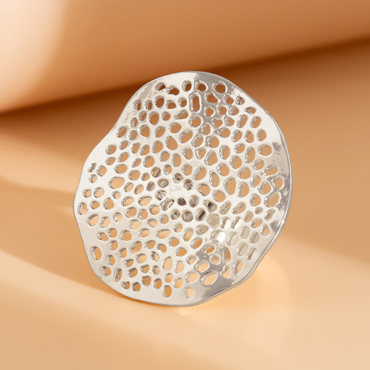 Anillo minimalista de aleación para mujer, tono frío, con hoja hueca y forma geométrica, acabado galvanizado.
