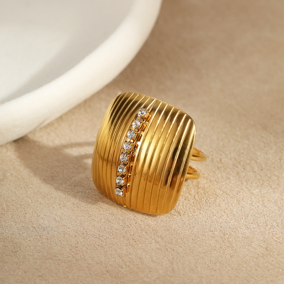 Anillo Minimalista Geométrico de Acero Inoxidable con Textura Martillada y Baño de Oro de 18K, con Banda Abierta para Mujer