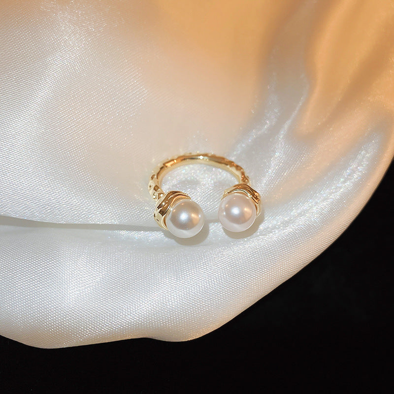 Anillo de círculo abierto geométrico vintage en cobre con acabado esmaltado e incrustación de circonita