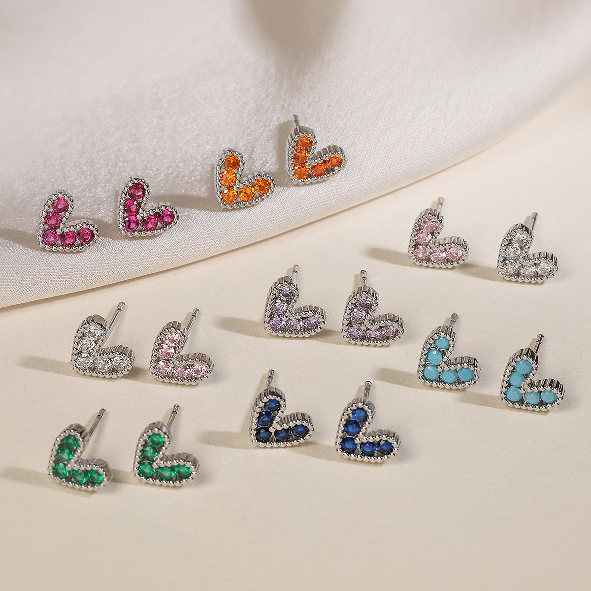 Orecchini a perno da donna minimalisti a forma di cuore, placcati in rame dorato e zirconi con incastonatura micro-pavé