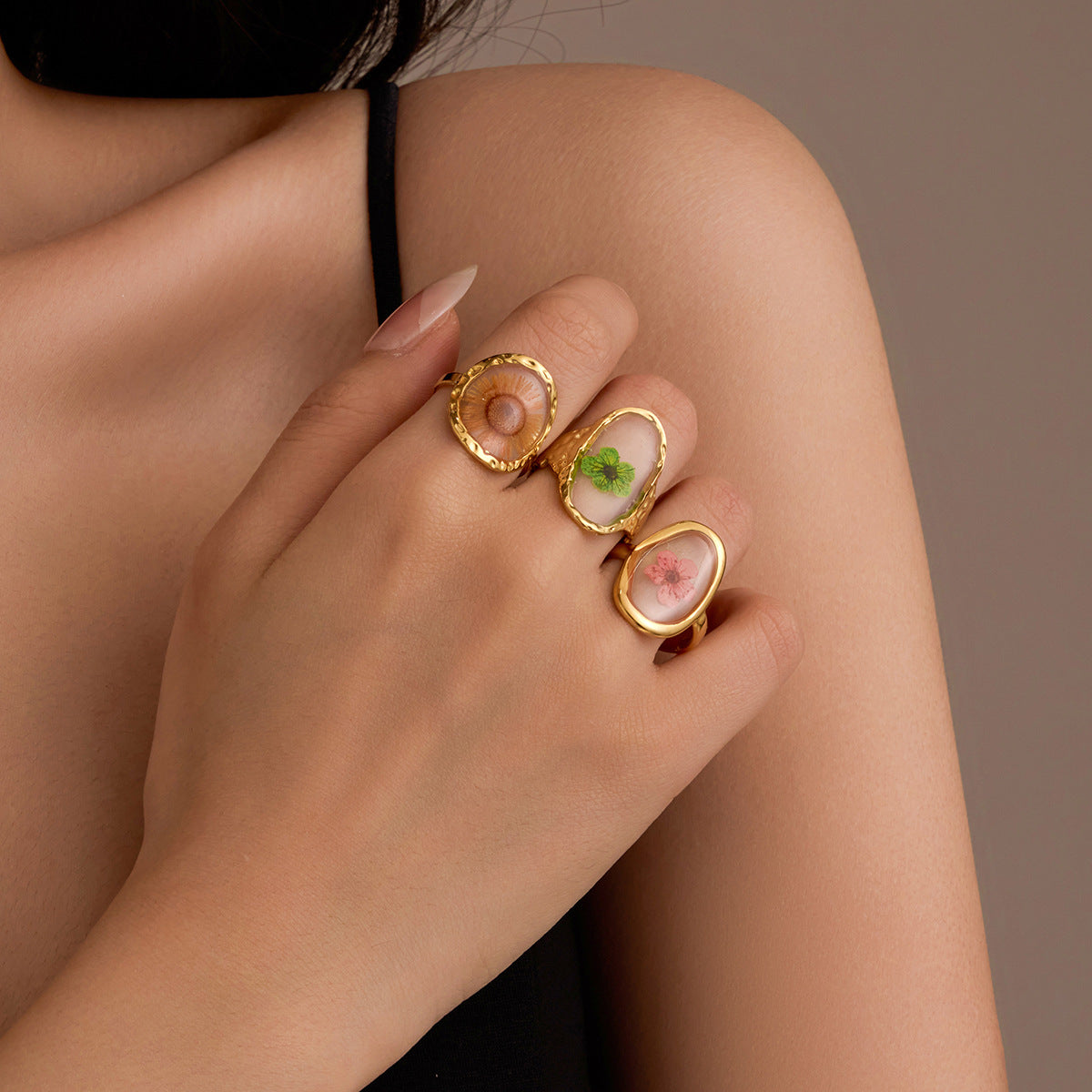 Anillo de Acero Inoxidable Chapado en Oro de 18K con Diseño Geométrico Natural de Girasol y Flores Secas para Mujer