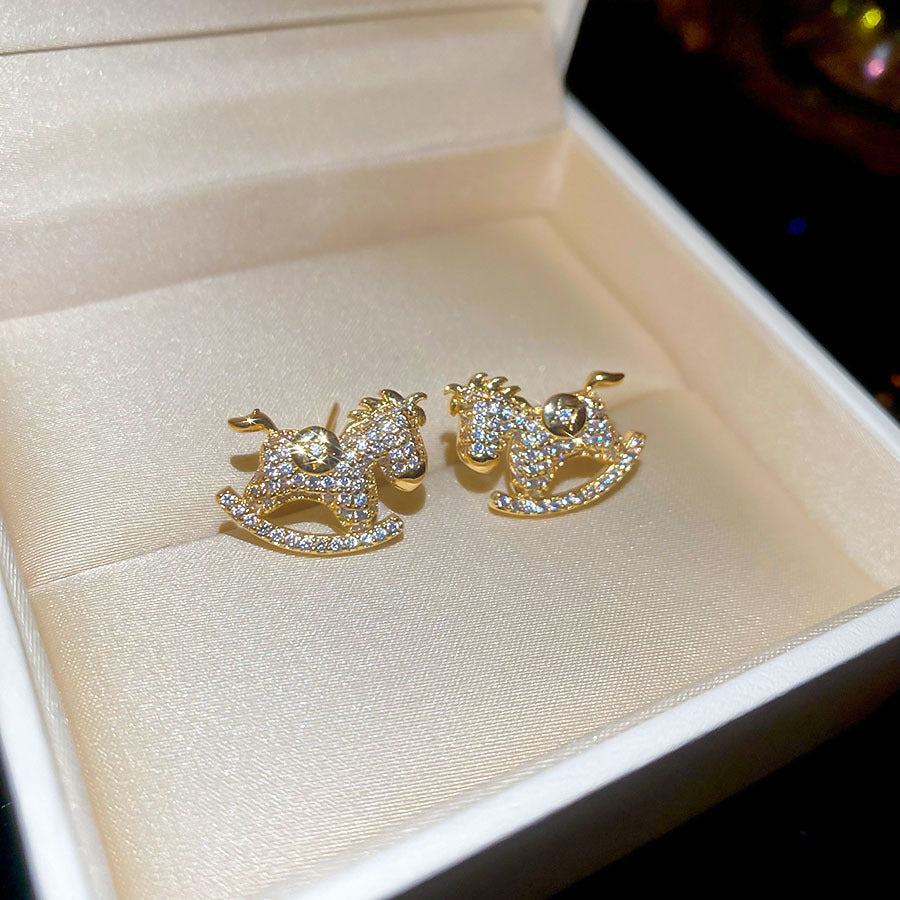 Pendientes Minimalistas de Lujo con Colgante de Caballo en Cobre Bañado con Postes de Plata 925 para Uso Diario en Oficina Elegante para Mujer