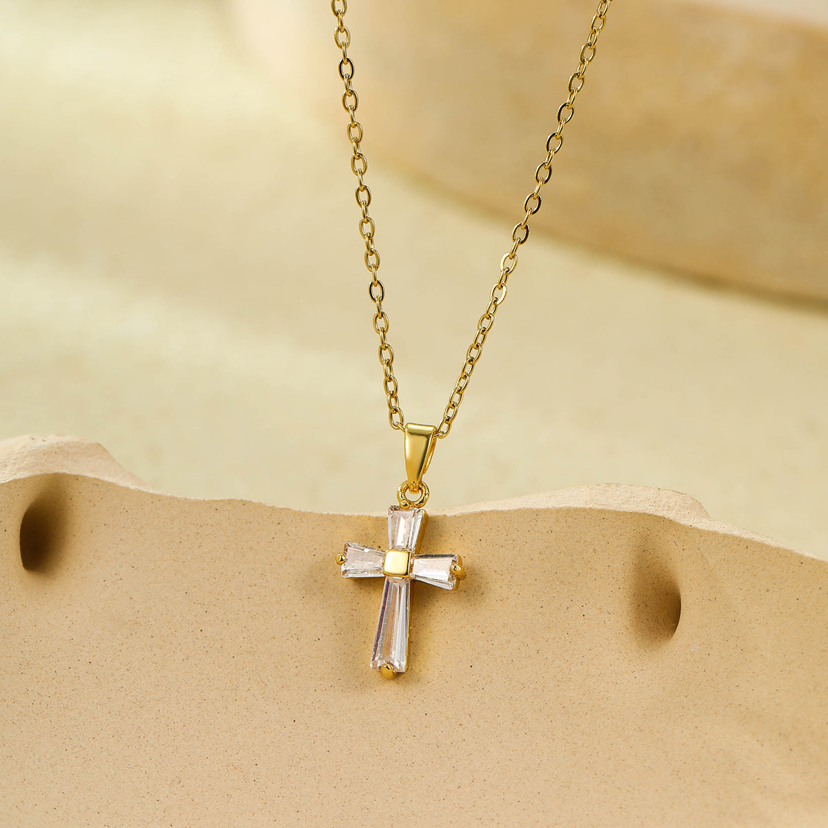 Collar con colgante de cruz geométrica minimalista para mujer en acero inoxidable con baño de oro de 18 quilates e incrustaciones de circonitas blancas
