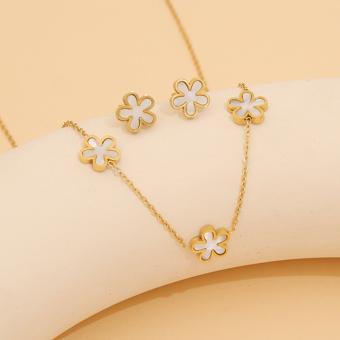 Collana con ciondolo in acciaio inossidabile a forma di cuore e floreale in stile OL alla moda, con finitura placcata e catena a O
