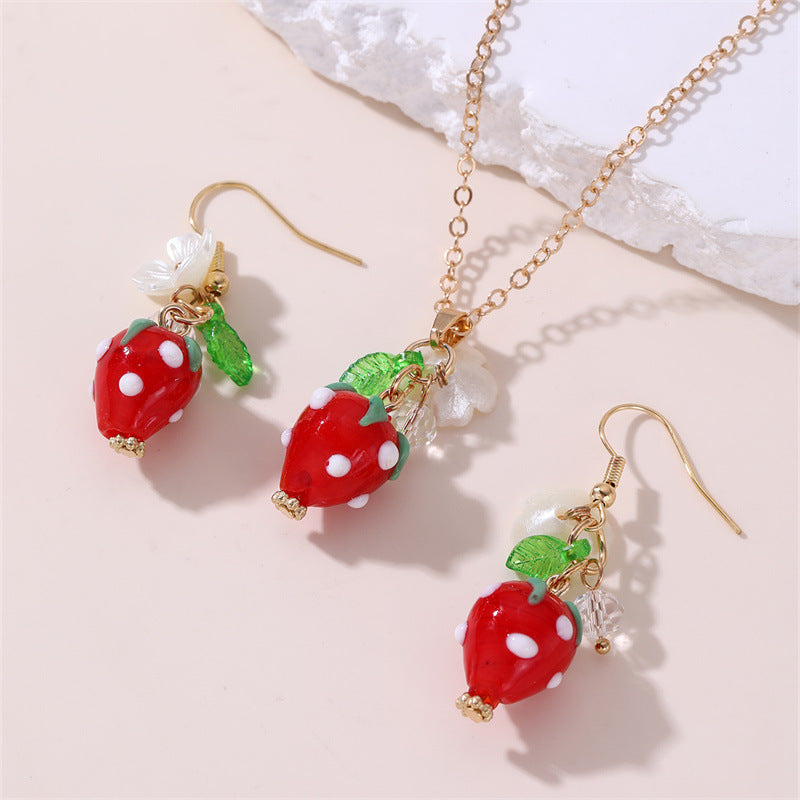 Bonito collar de clavícula con colgante en forma de fruta para niñas con diseño de lazo, material de resina, acabado esmaltado y cadena de cuentas redondas.