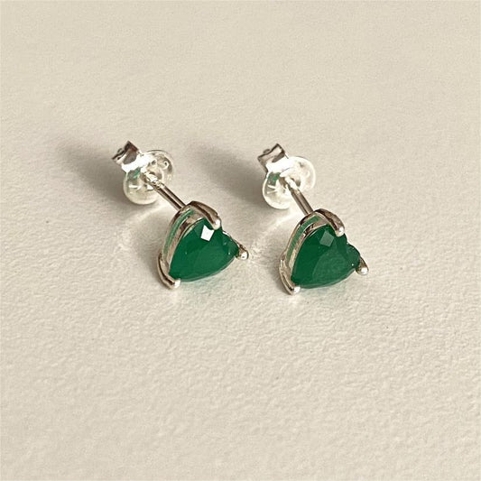 Orecchini a perno minimalisti a forma di cuore in argento sterling 925 con intarsio di zirconi verdi e finitura placcata