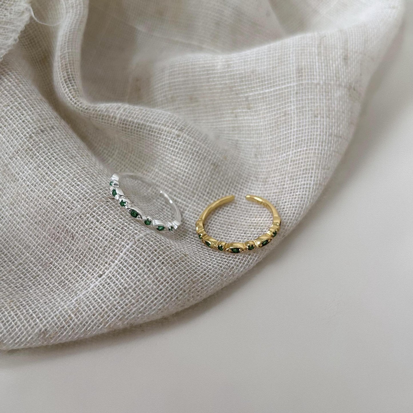 Anello Minimalista a Cuore in Argento Sterling 925 con Accenti Quadrati Smussati e Finitura Placcata