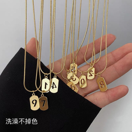 Collana girocollo da donna minimalista con pendente geometrico in acciaio inossidabile con numero portafortuna, finitura placcata e catena clavicola