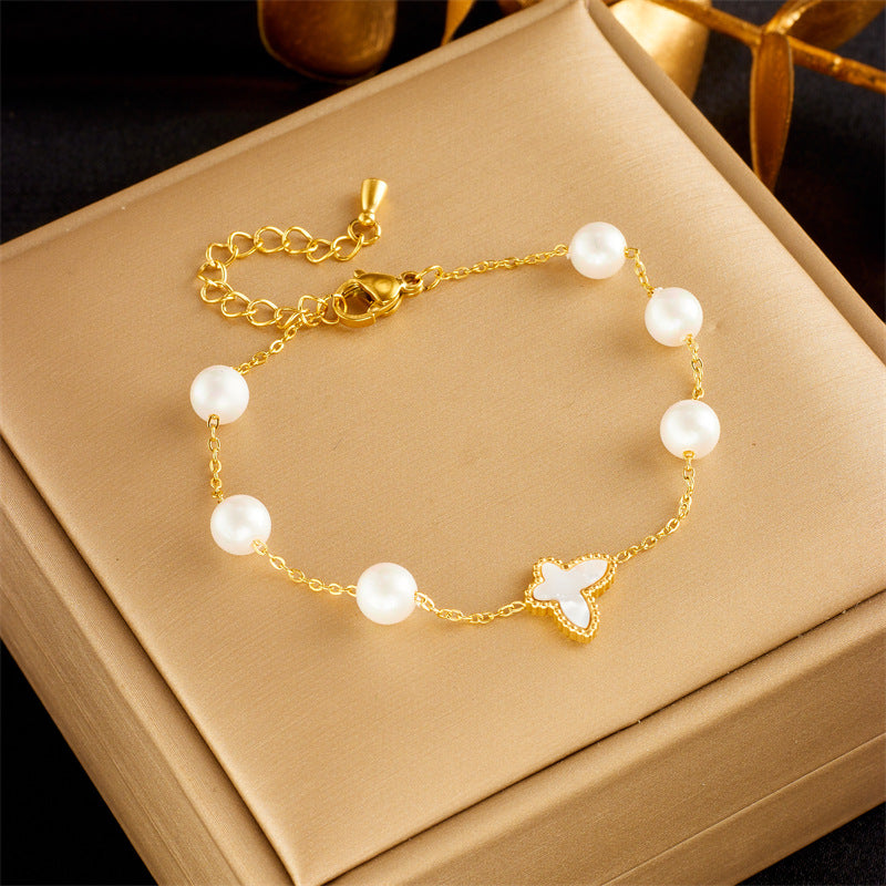 Elegante Bracciale Rotondo Minimalista con Perle e Farfalle in Acciaio al Titanio Placcato per Donne