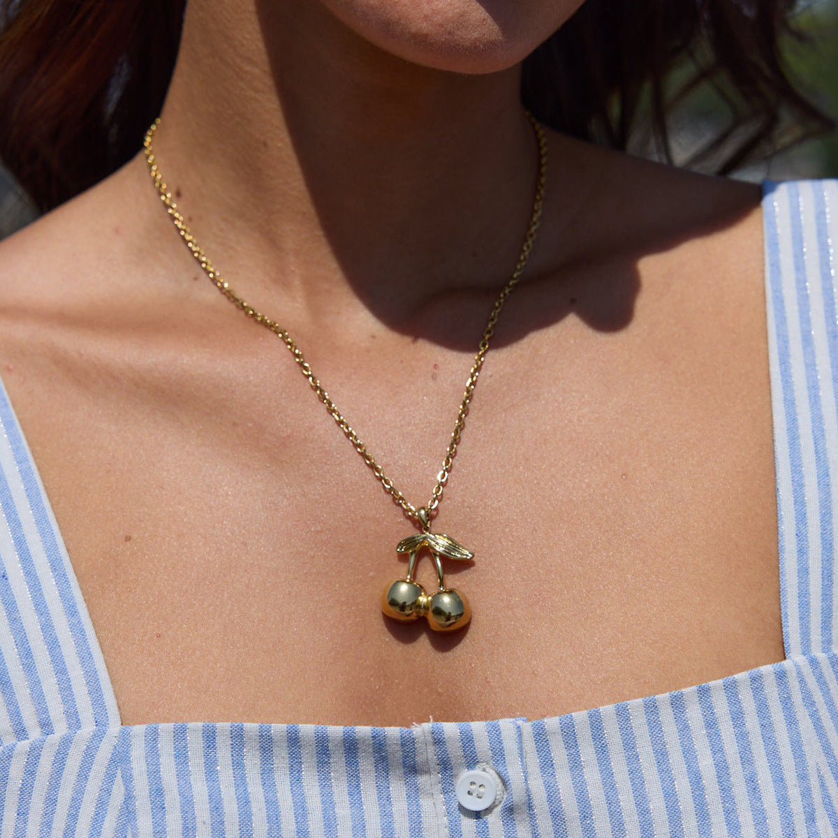Collana da donna con ciondolo geometrico a ciliegia in acciaio al titanio placcato oro 18 carati