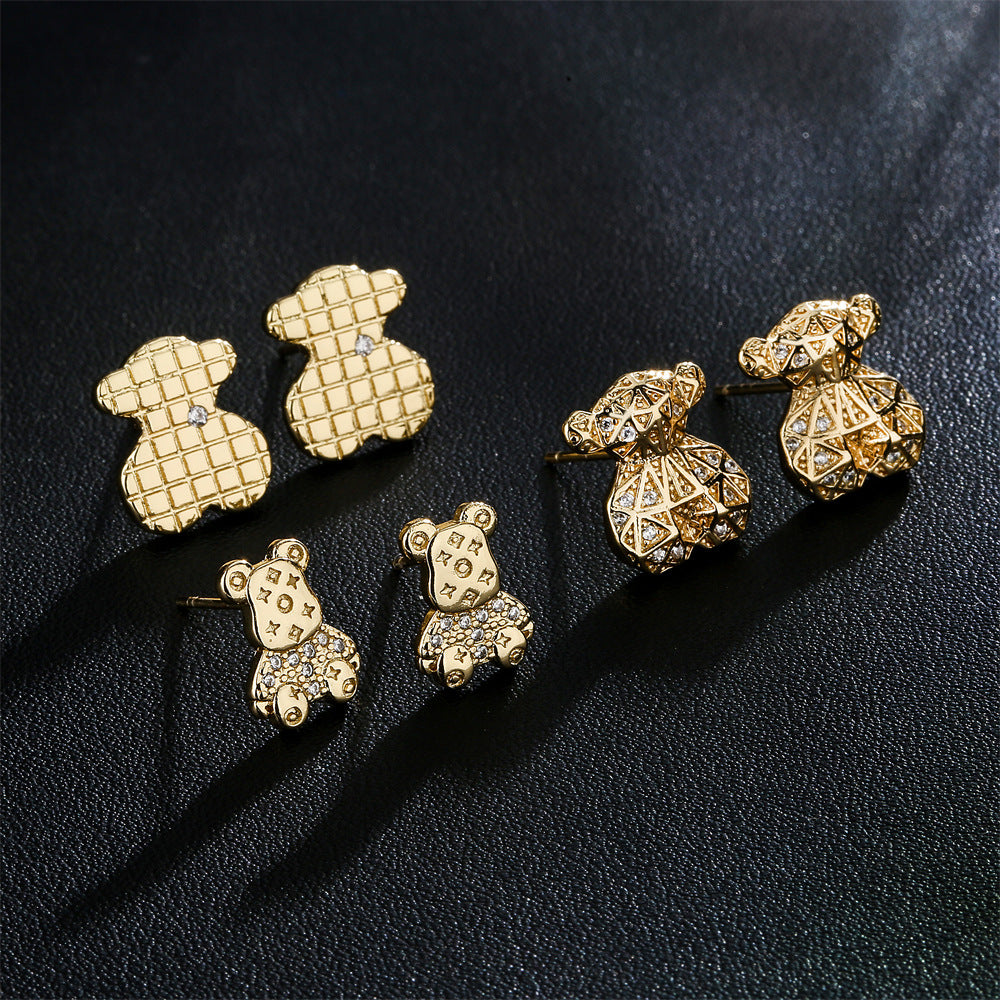 Orecchini a perno a forma di orso minimalisti e moderni in rame con zirconia micro-pavé e placcatura in oro 18K