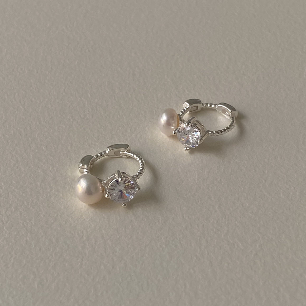 Orecchini a perno geometrici a lettera con perla e zirconi in argento sterling 925 placcato oro stile minimalista
