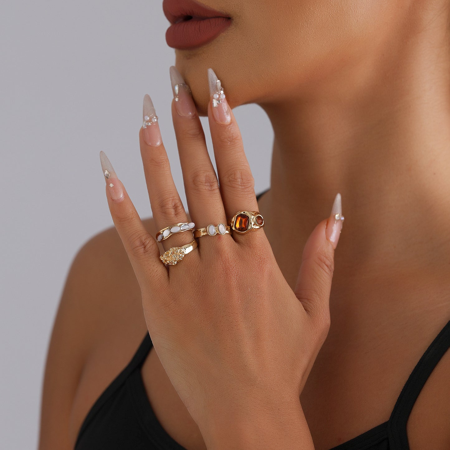 Anillo de metal geométrico minimalista con incrustaciones de diamantes de imitación y banda abierta ajustable para mujer